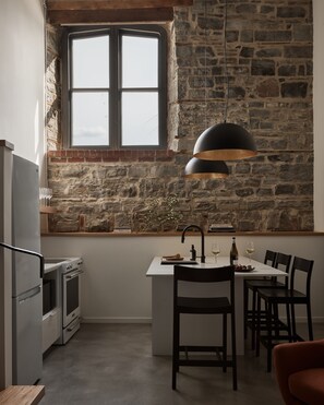1 Bedroom Queen Loft | Private kitchen | Full-sized fridge, microwave, oven, stovetop - The Smith Hotel (Kingston)