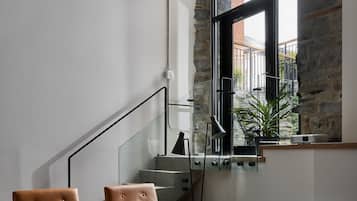 2 Bedroom Premium Terrace Loft | ๊ฑฐ์ค ๊ณต๊ฐ | ๋์งํธ ์ฑ๋ ์์ฒญ์ด ๊ฐ๋ฅํ 55์ธ์น ์ค๋งํธ TV, TV, ๋ทํ๋ฆญ์ค