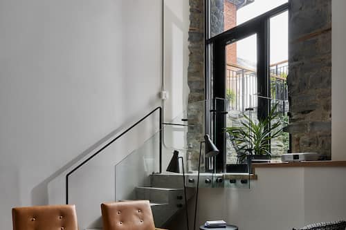 Premium loft | Woonruimte | Een 55-inch smart-tv met digitale zenders, televisie en Netflix