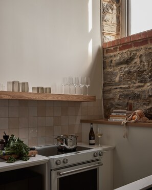 Refrigerador con freezer, microondas, horno, placa de cocina