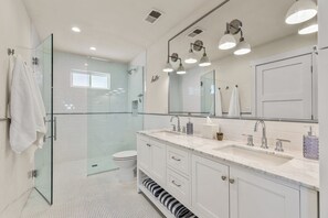 Shower, hair dryer, towels, soap - Your Winter Solitude • Quiet Escape • Hot Tub • Snowbowl & Downtown Walks (Flagstaff)