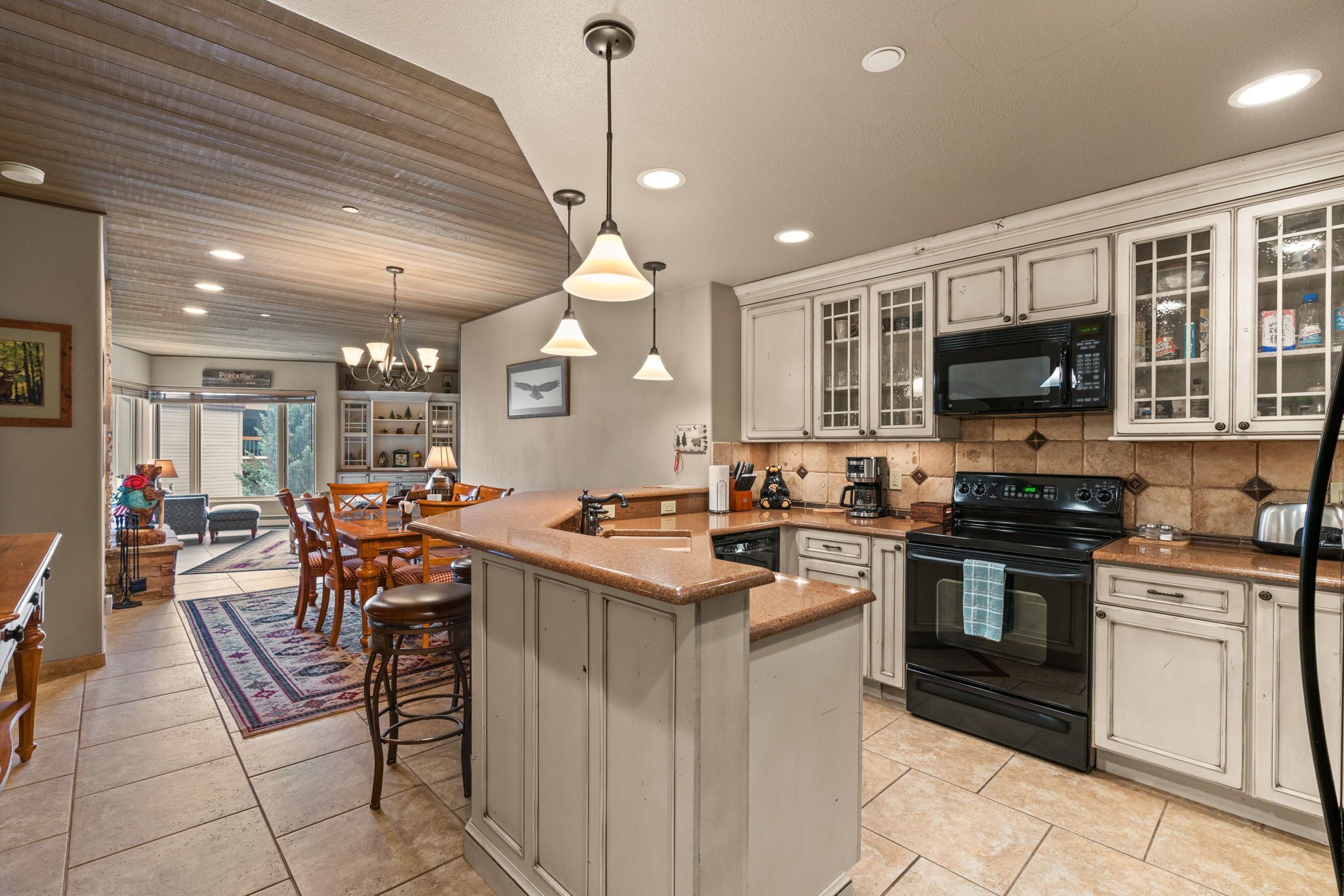 Private Balcony,Resort Views, Hike and Fish Close!