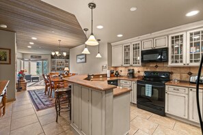 Fridge, microwave, oven, stovetop - Ski-in Ski-out, Hot Tub, Covered Parking! (Durango)