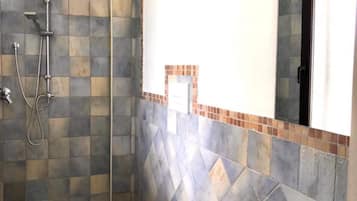 Bruser, hårtørrer, bidet, håndklæder