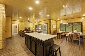 Interior - Sleeps 22•Heated Pool•HotTub•Game Room•PigeonForge (Pigeon Forge)