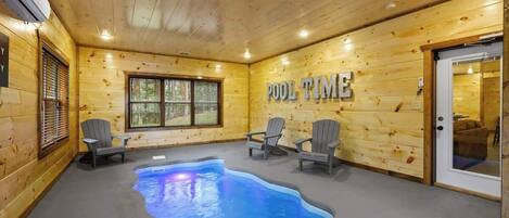 Una piscina cubierta, una piscina climatizada