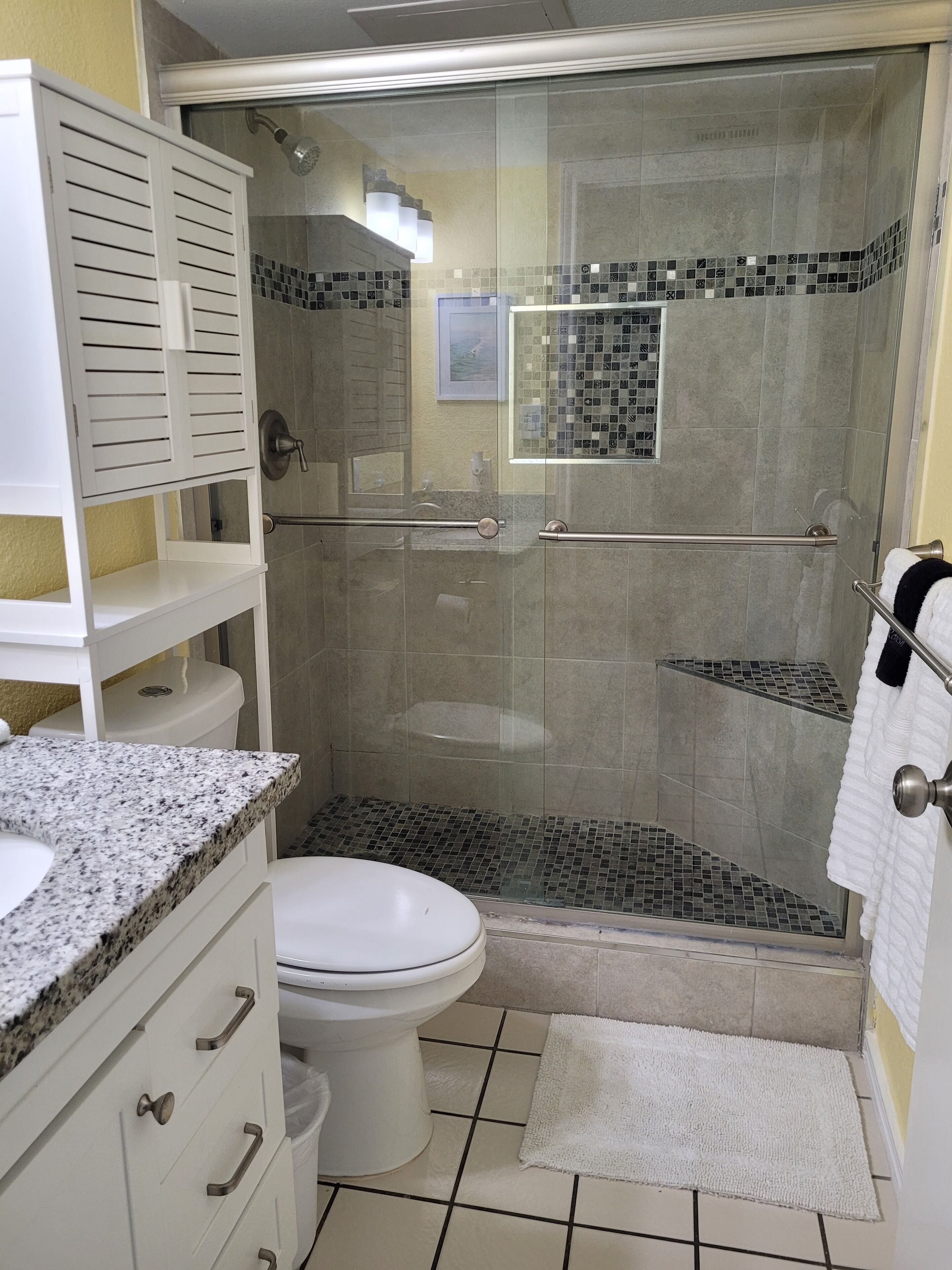Chuveiro, toalhas de banho, sabonete, shampoo