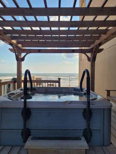 Sunny 1/1 BEACH FRONT Condo  overlooking the ocean! :) ,  Steps to the beach!