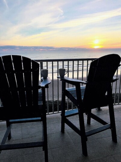 Sunny 1/1 BEACH FRONT Condo  overlooking the ocean! :) ,  Steps to the beach!