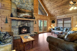 TV, fireplace, video games, DVD player - Lazy Bear in Pigeon Forge (Pigeon Forge)