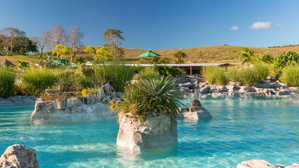 A clear pool with natural rock formations and lush greenery. - Reservas dos Lagos - Boa Luz (Laranjeiras)