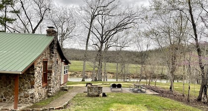 Private River Frontage!!! Beautiful Cabin with Amazing views! Available now!!