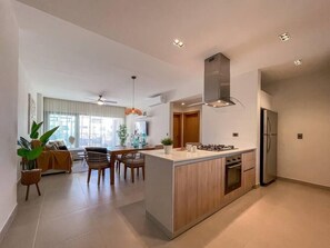 Geladeira, micro-ondas, fogão, cooktop