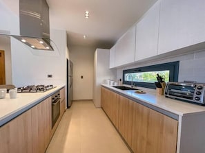 Geladeira, micro-ondas, fogão, cooktop