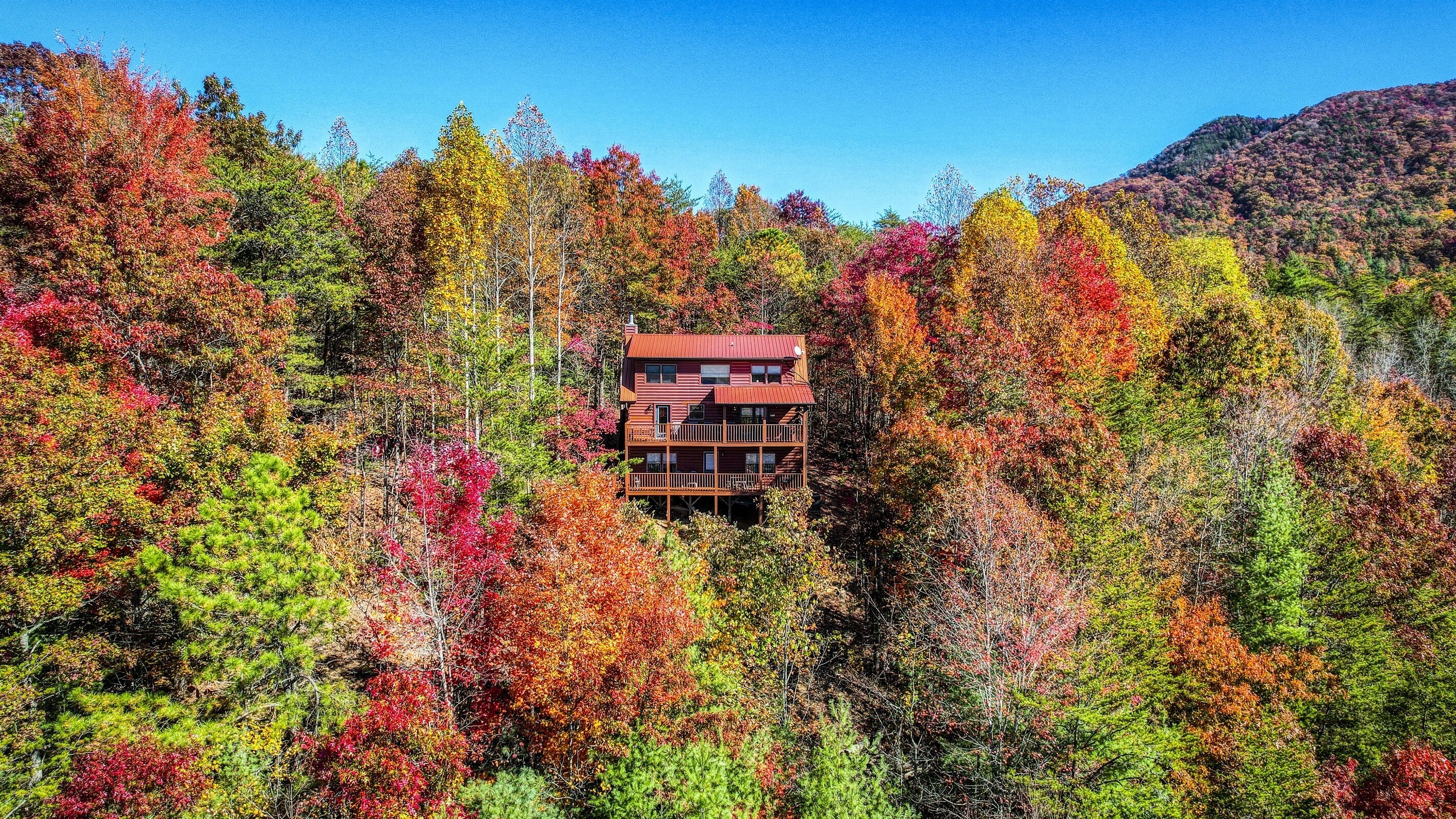 Mountain Retreat 4BR Cabin w/ Hot Tub Near GSM Park