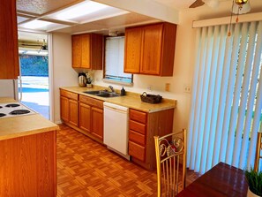 Fridge, microwave, oven, stovetop - 30% OFF Monthly Stay Convenient Location (North Bend)