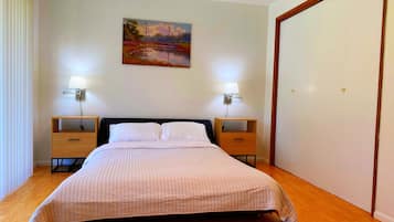 3 bedrooms, desk, WiFi, bed sheets