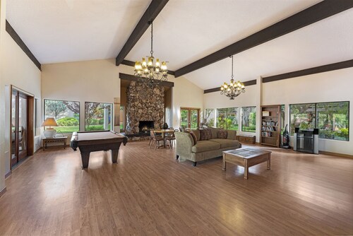 Sedona Eco-Friendly Condo w/ Pool: Walk to Shops Restaurants Golf & Trails