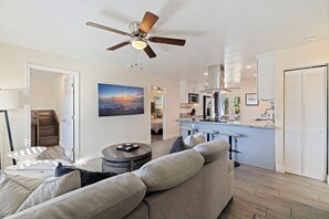 Een smart-tv en boeken