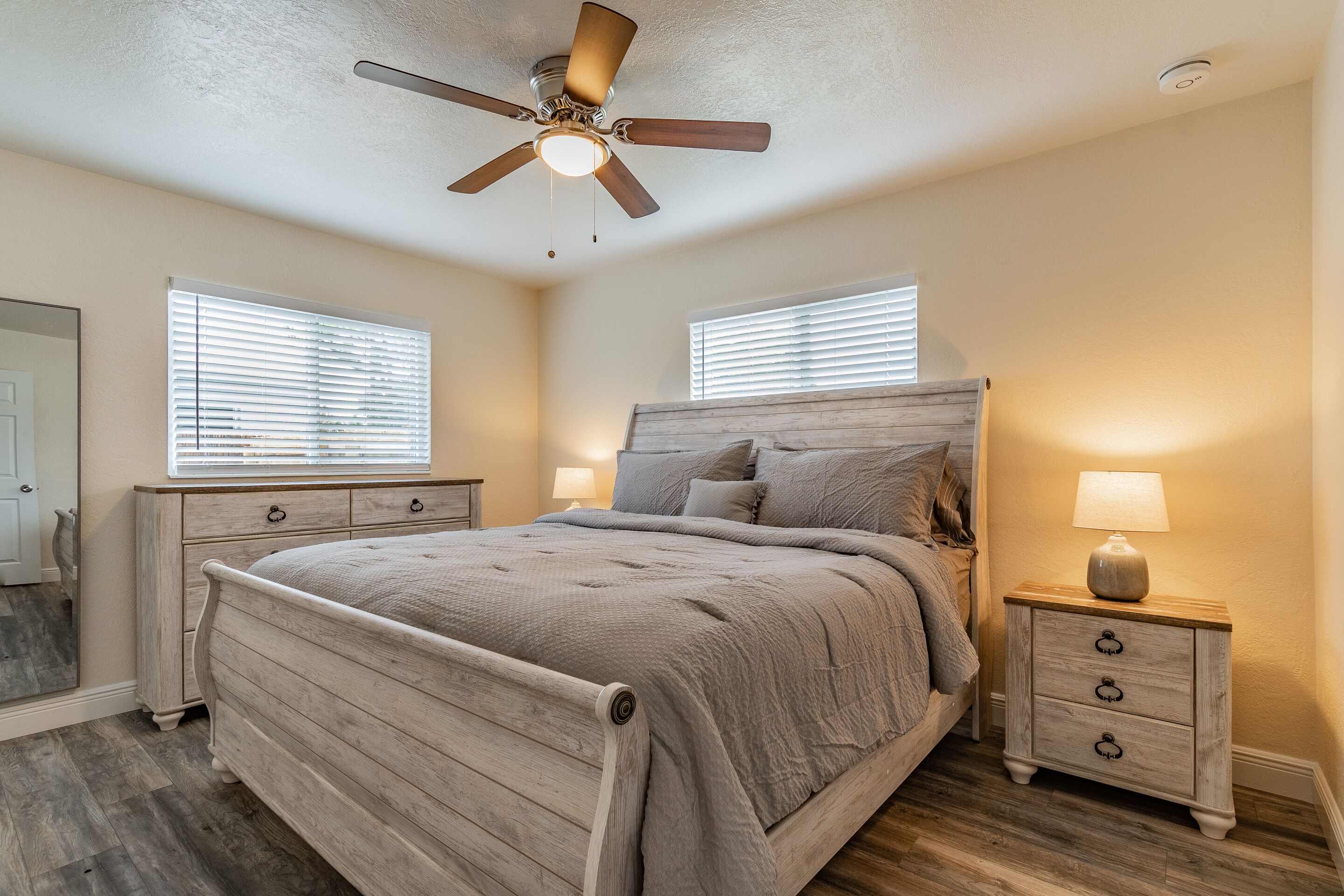 4 habitaciones, tabla de planchar con plancha y cuna de viaje 