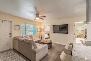 Smart TV, books - Park, Pool & Recreation Center Across the Street and 9 Mins to Beaches. (St. Petersburg)