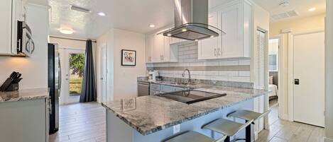 Kjøleskap, mikrobølgeovn, ovn og kokeplater