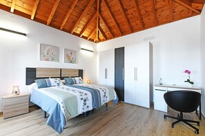 A bedroom with a bed, bedside table, desk, and chair. - Casa Spica (Los Llanos de Aridane)