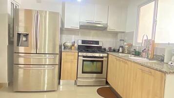 Micro-ondes, cafetiĂšre/bouilloire, grille-pain, blender