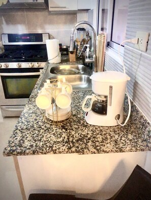 Microondas, cafetera y tetera, tostadora y licuadora 