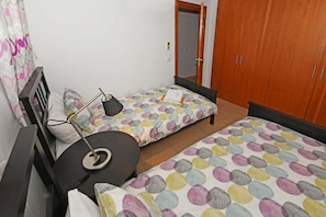 A bedroom with two single beds, a desk with a chair, a mirror, and a wardrobe. - Villa Par 4/6 (Maspalomas)