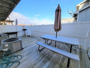 Outdoor dining - Sunset Shores--4 BR/3 BA, Walk to the Beach, Heated Pool, Dogs OK (Port Aransas)