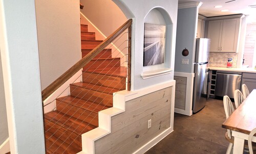 Sunset Shores--4 BR/3 BA, Walk to the Beach, Heated Pool, Dogs OK