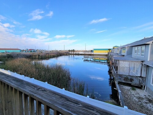 Sunset Shores--4 BR/3 BA, Walk to the Beach, Heated Pool, Dogs OK