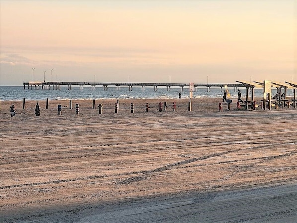 Beach nearby - Sunset Shores--4 BR/3 BA, Walk to the Beach, Heated Pool, Dogs OK (Port Aransas)