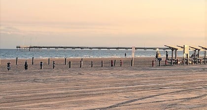 Sunset Shores--4 BR/3 BA, Walk to the Beach, Heated Pool, Dogs OK