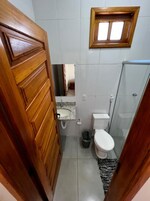 Ducha, toallas y papel higiénico