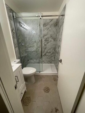 Shower - Deluxe Queen Suite in Awe-Inspiring Radium (Radium Hot Springs)