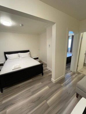 1 bedroom, WiFi - Deluxe Queen Suite in Awe-Inspiring Radium (Radium Hot Springs)