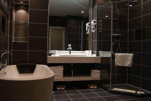 A modern bathroom with a bathtub, a large mirror, and a shower area. - Shou Cheng Hotel Select (Mishan)