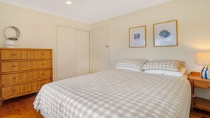 3 bedrooms, bed sheets - Little Tara by HolidayCo. (KILLCARE)