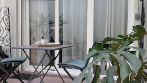 Outdoor dining - Ground floor studio 17 m2 Beachfront and sheltered terrace (Canet-en-Roussillon)