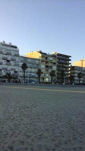 On the beach - Ground floor studio 17 m2 Beachfront and sheltered terrace (Canet-en-Roussillon)