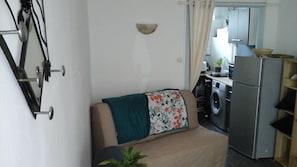 TV - Ground floor studio 17 m2 Beachfront and sheltered terrace (Canet-en-Roussillon)