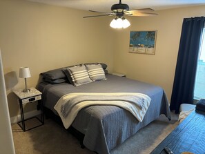 2 bedrooms, iron/ironing board, free WiFi, bed sheets - 2 beds 1 bath full kitchen extended stay  (Tampa)