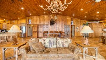 Fernseher, Kamin, Stereoanlage, Drucker