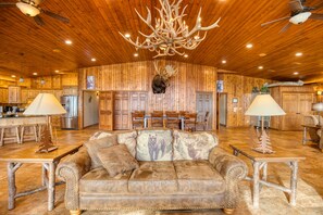 Fernseher, Kamin, Stereoanlage, Drucker