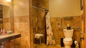 Duschwanne, Haartrockner, Handtücher, Seife