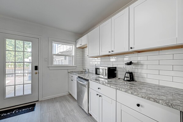 冰箱、微波炉、洗碗机、餐桌