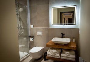 Bathroom - Sleeps 6 · 3 bedrooms · 2 baths · private parking — old town Colmar (Colmar)