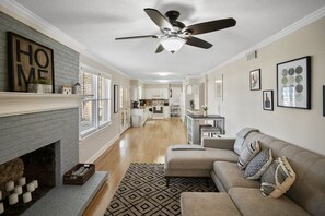 Smart TV, tenis de mesa, libros y oficina 